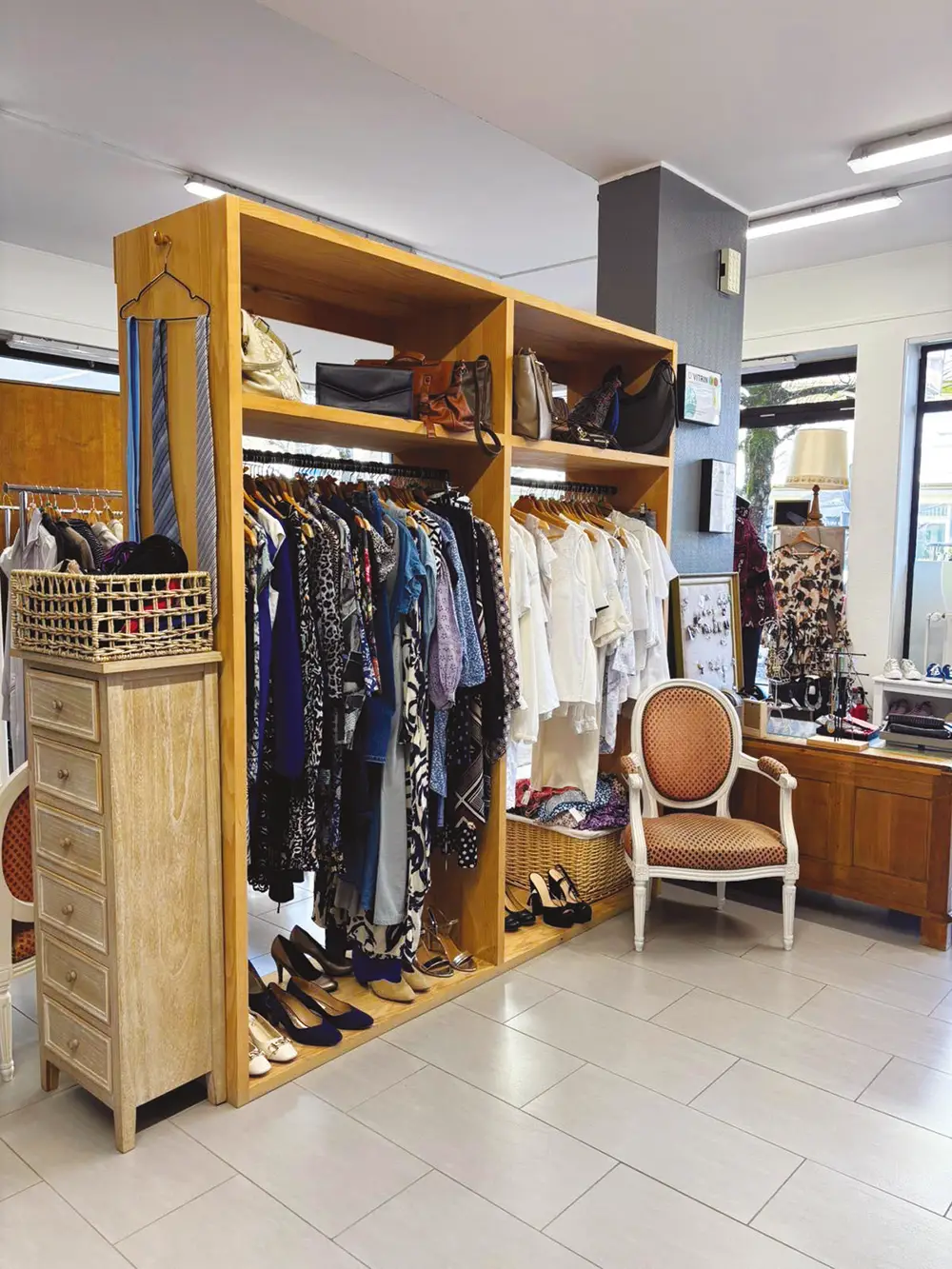 Bunte Kleiderständer mit Secondhand-Kleidung in der Kleederbuttéck von D'Vitrin