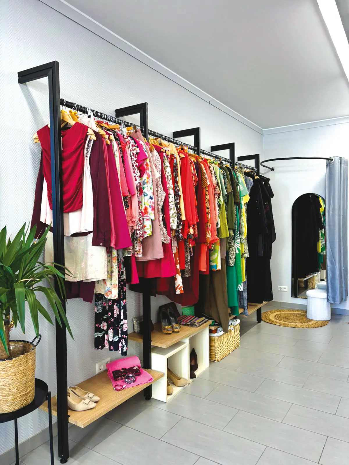 Bunte Kleiderständer mit Secondhand-Kleidung in der Kleederbuttéck von D'Vitrin